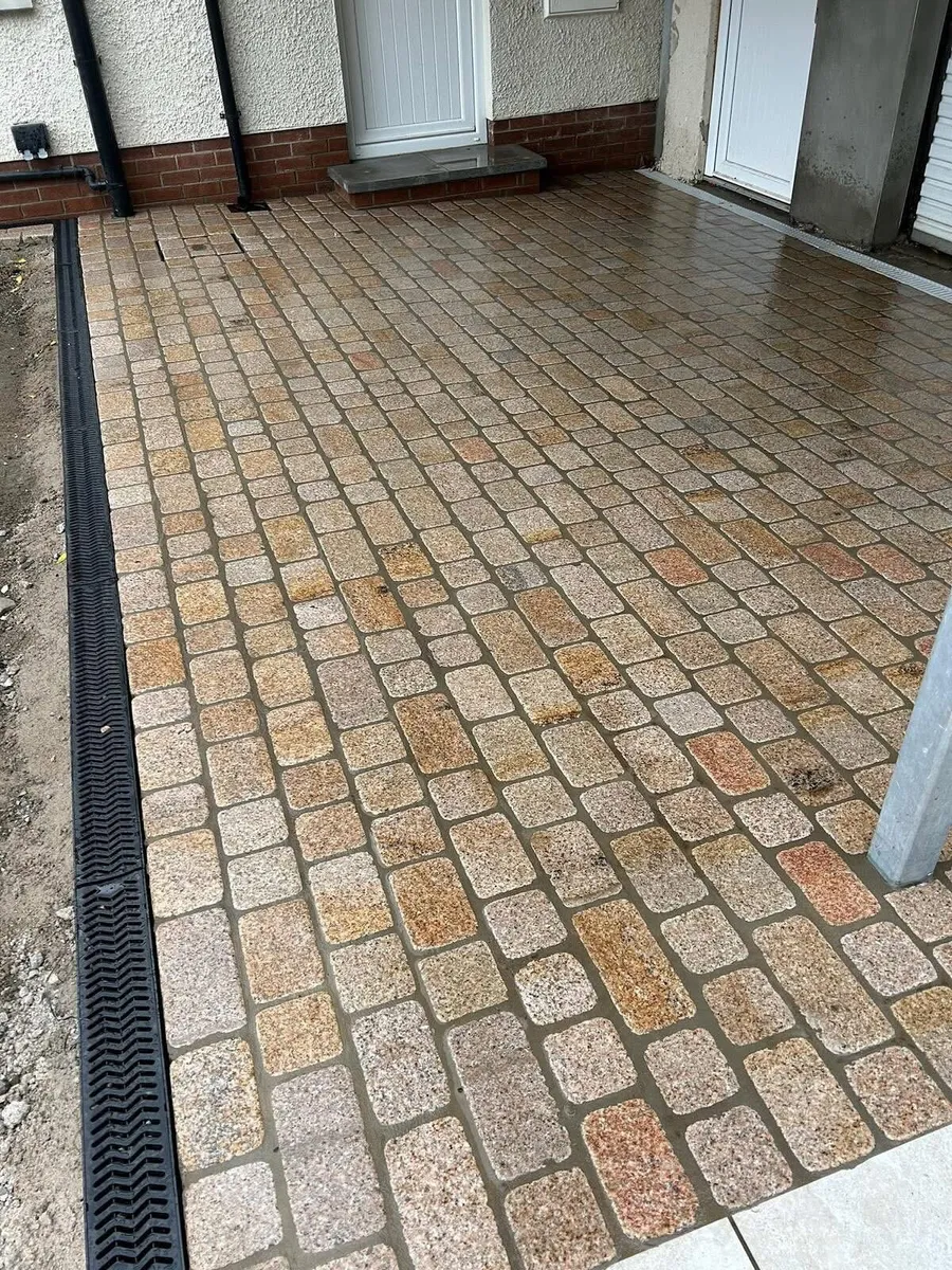 Gold granite mixed size cobbles - Image 1