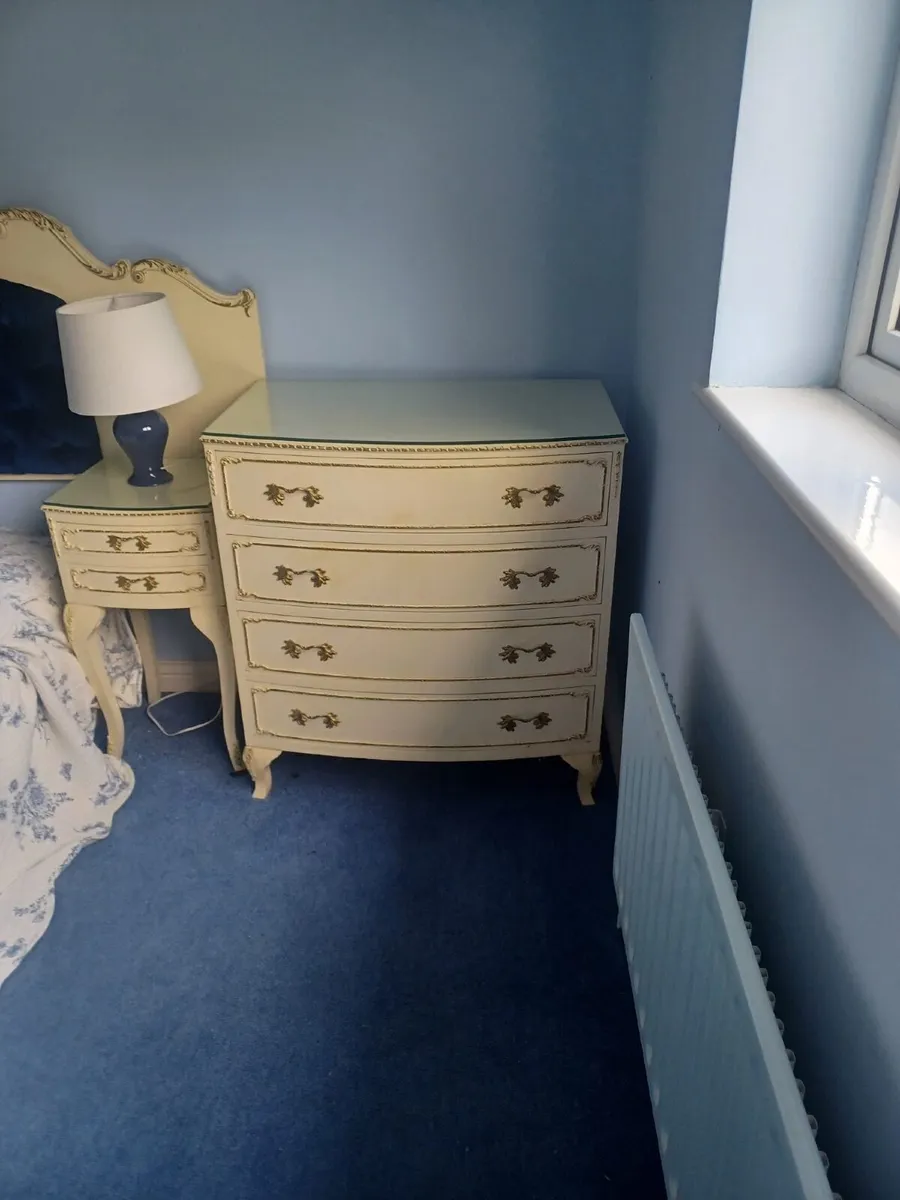 Chest of drawers and matching mirror - Image 1