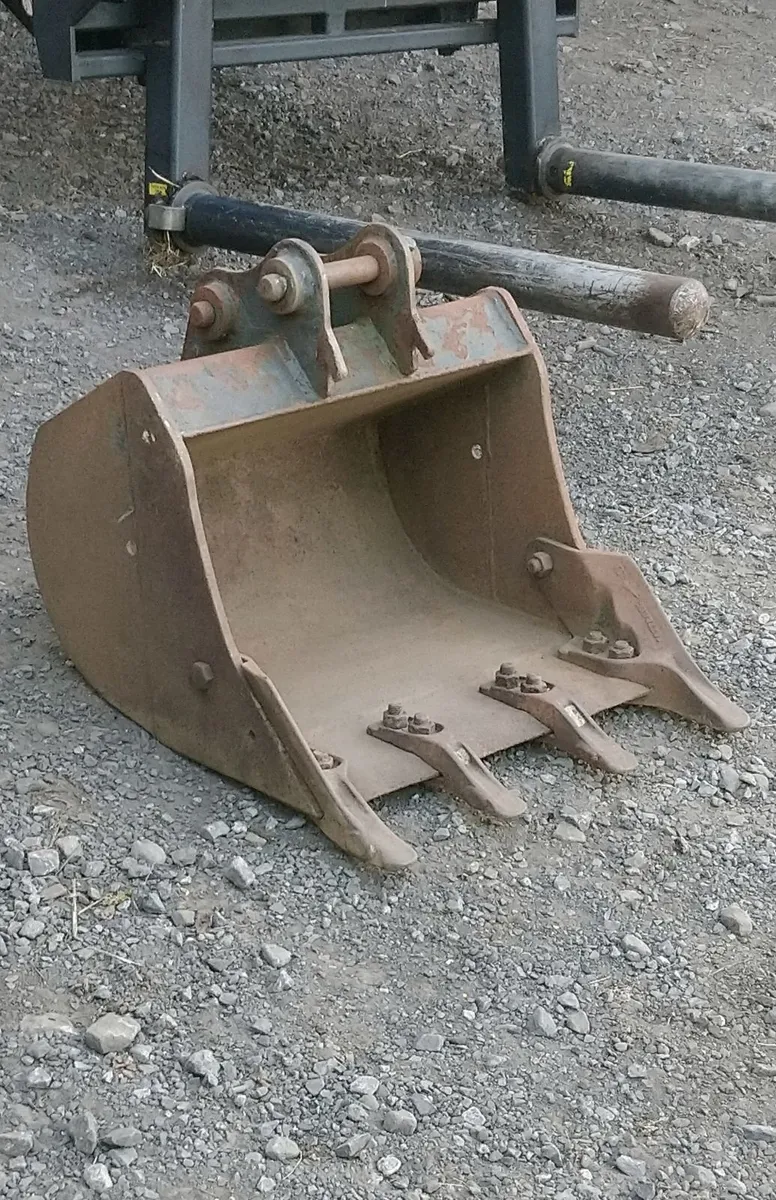 KUBOTA KX61 DIGGER BUCKET 30mm pins - Image 1