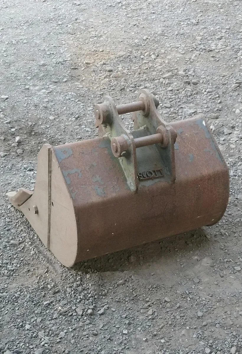 KUBOTA KX61 DIGGER BUCKET 30mm pins - Image 2