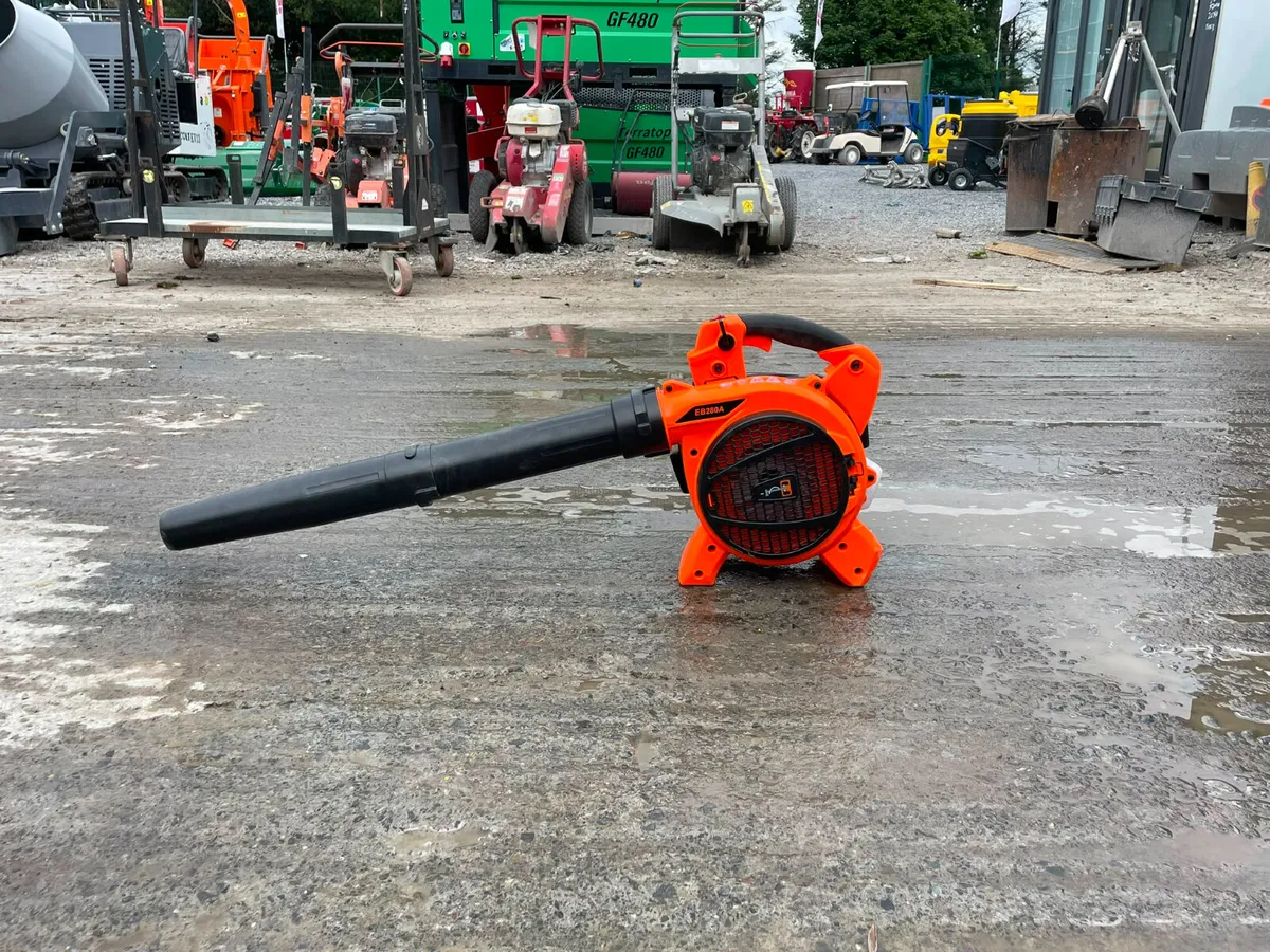 BOSS Petrol Handheld Leaf Blower - Image 4
