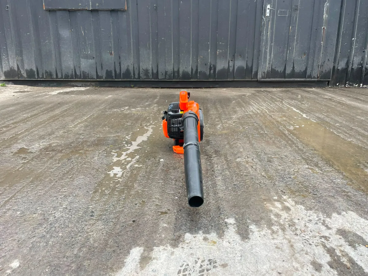 BOSS Petrol Handheld Leaf Blower - Image 2