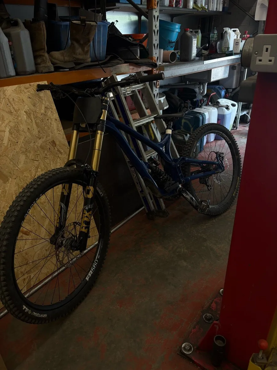 Downhill mountain bike - Image 2
