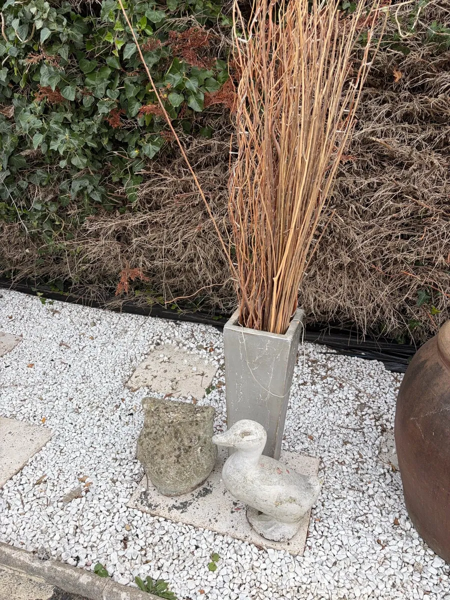garden concrete statues and pot - Image 1