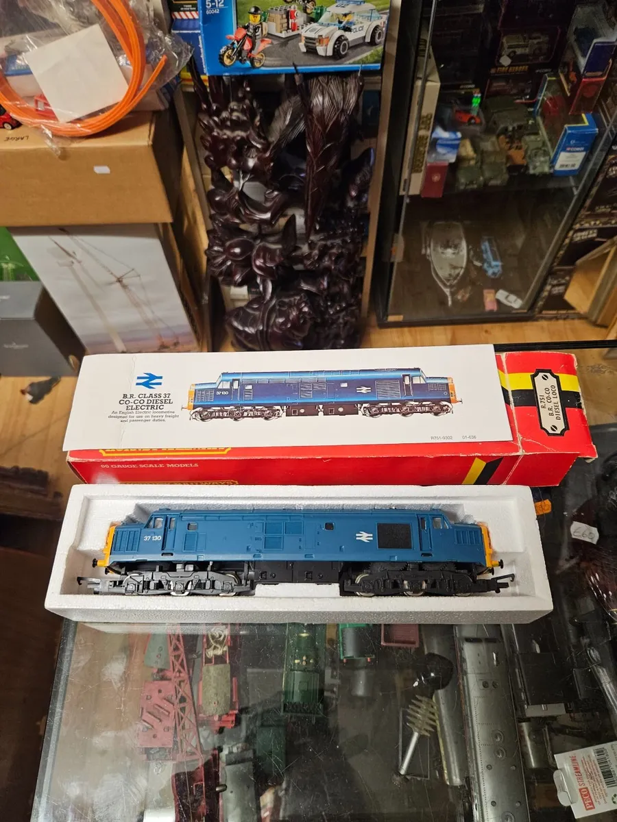 Hornby OO Gauge Class 37 Diesel Engine - Image 1