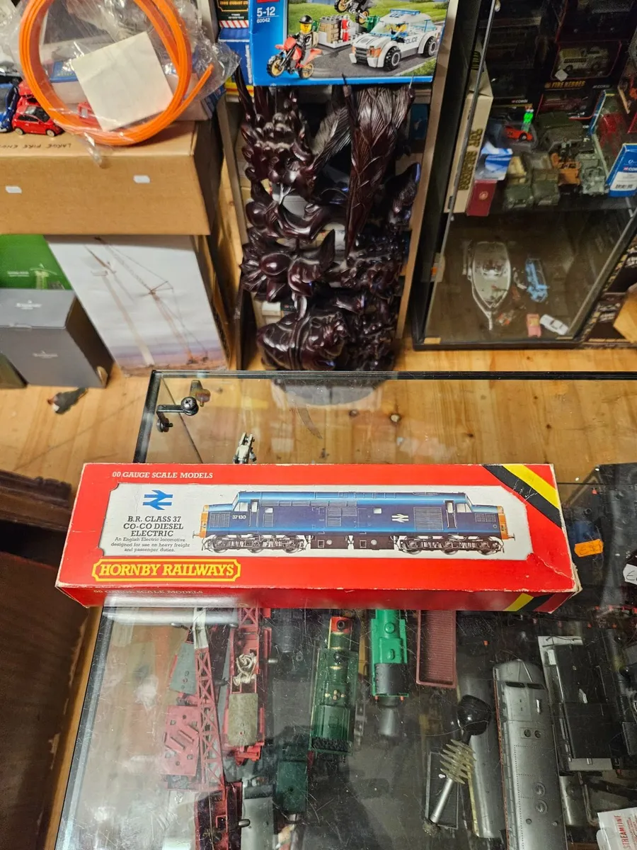 Hornby OO Gauge Class 37 Diesel Engine - Image 2
