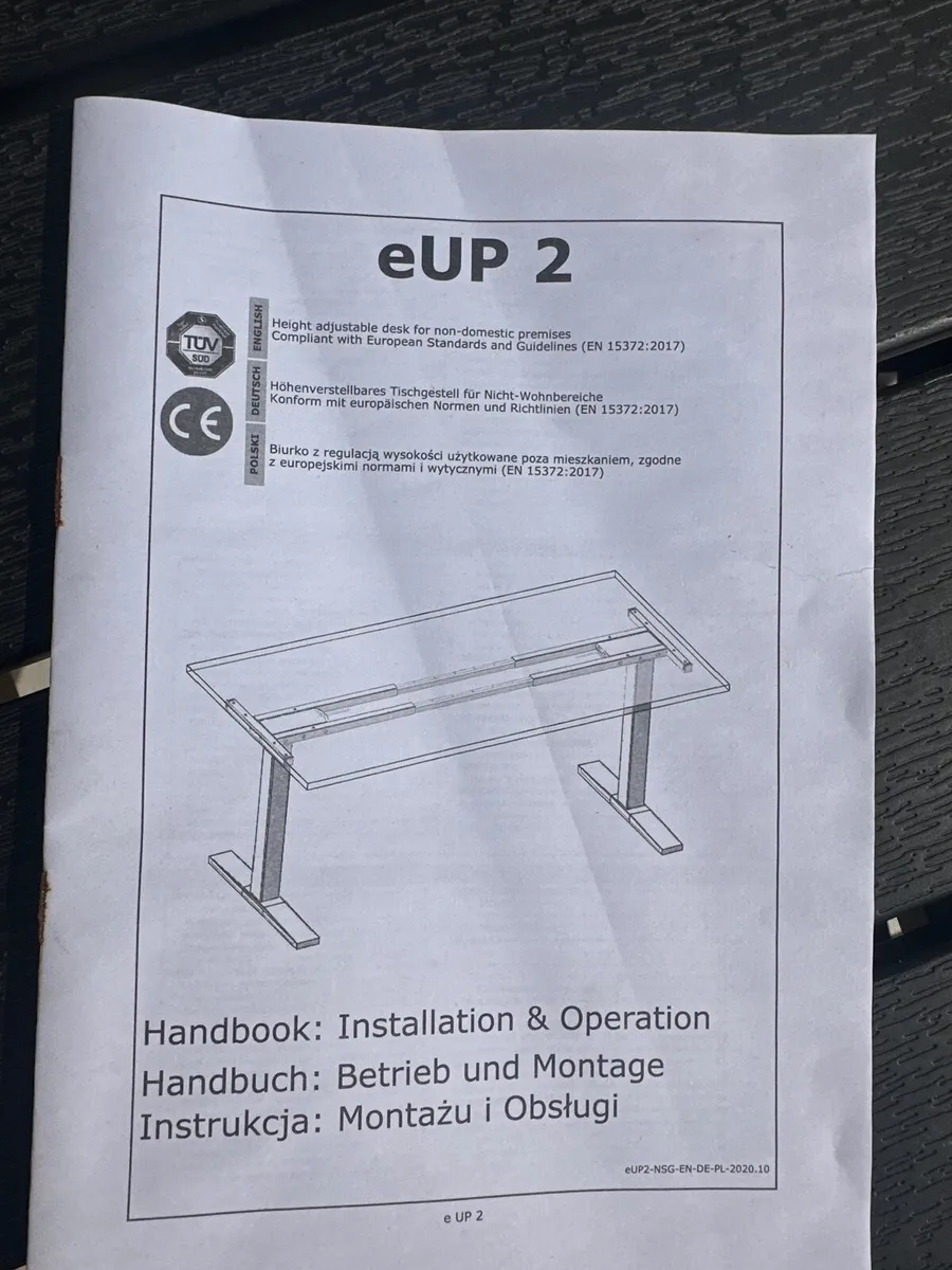 Height adjustable desk