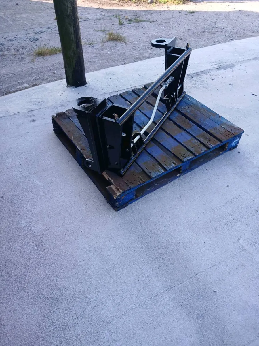 Pinnacle Fabrication Loader Adaptor - Image 1