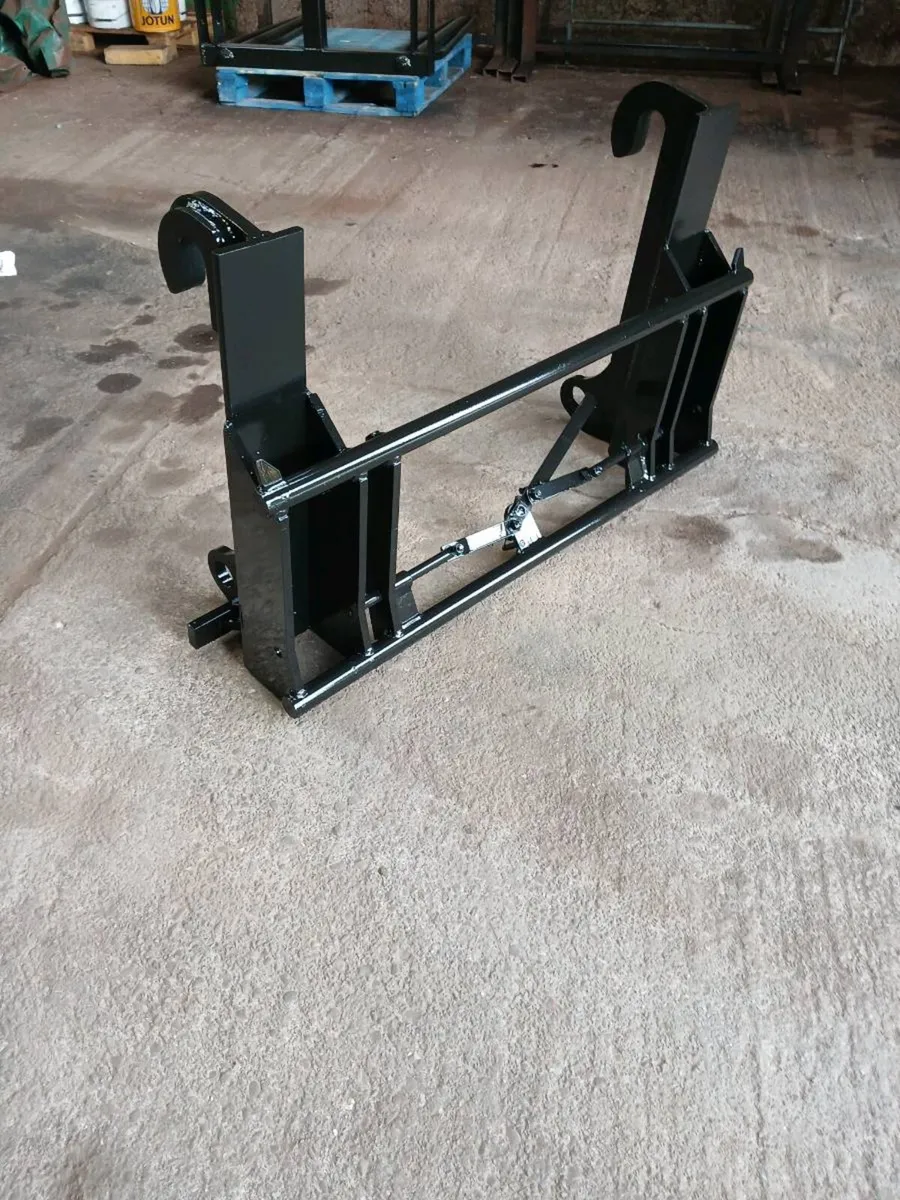 Pinnacle Fabrication Loader Adaptor - Image 1