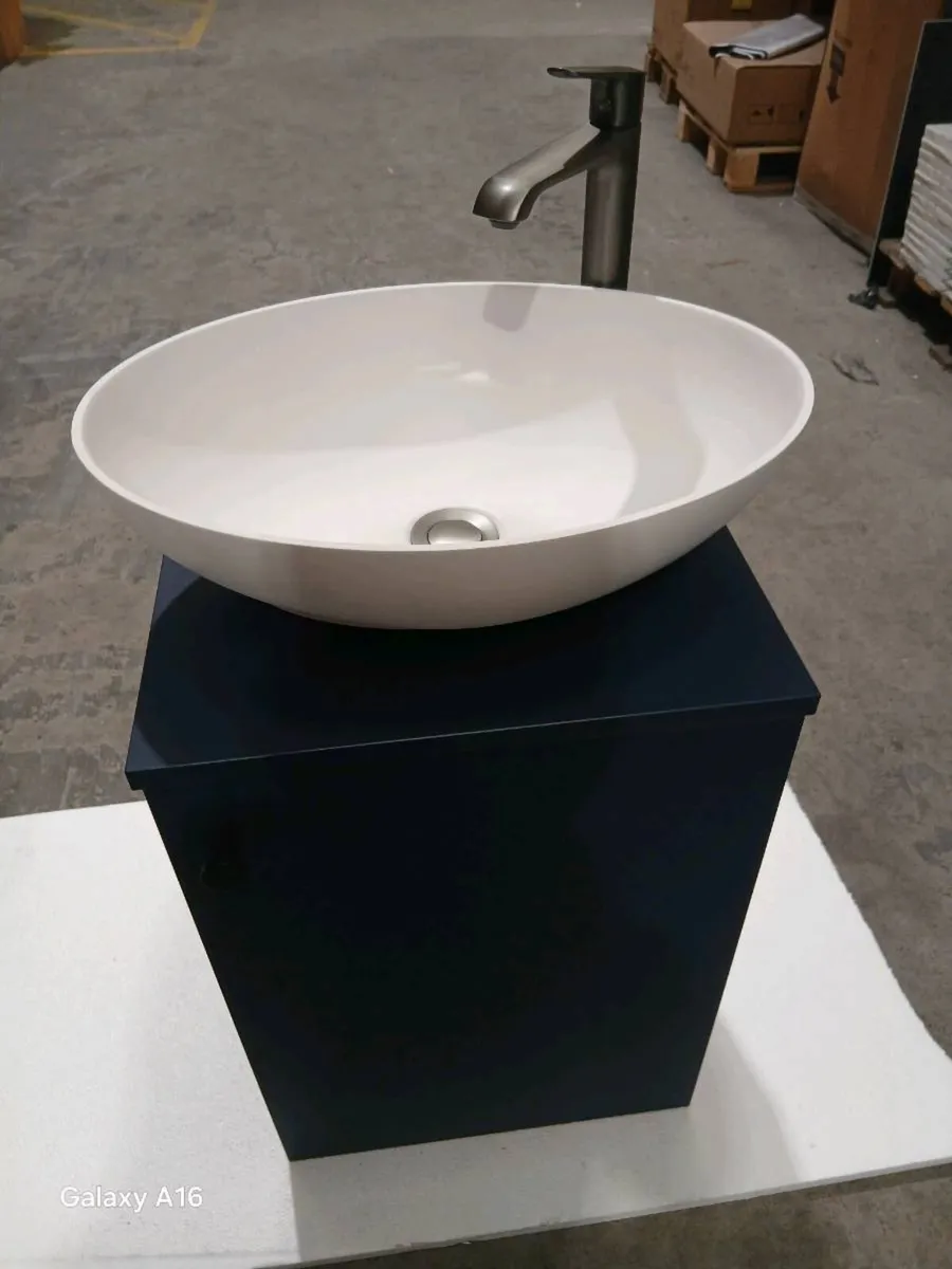 Vanity unit with basin and tap - Image 1