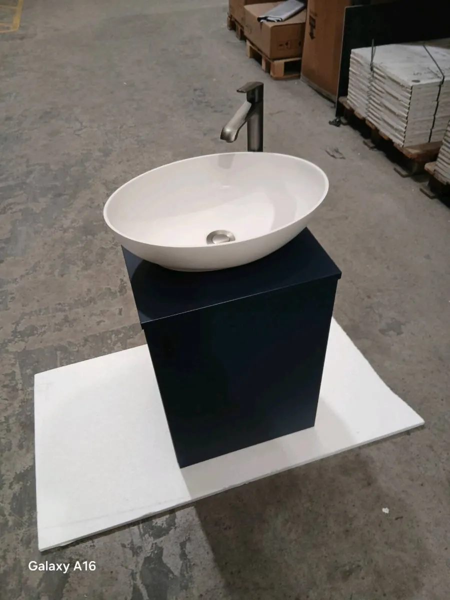 Vanity unit with basin and tap - Image 2