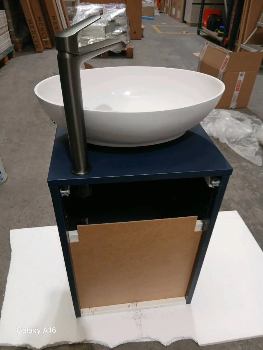 Vanity unit with basin and tap - Image 4