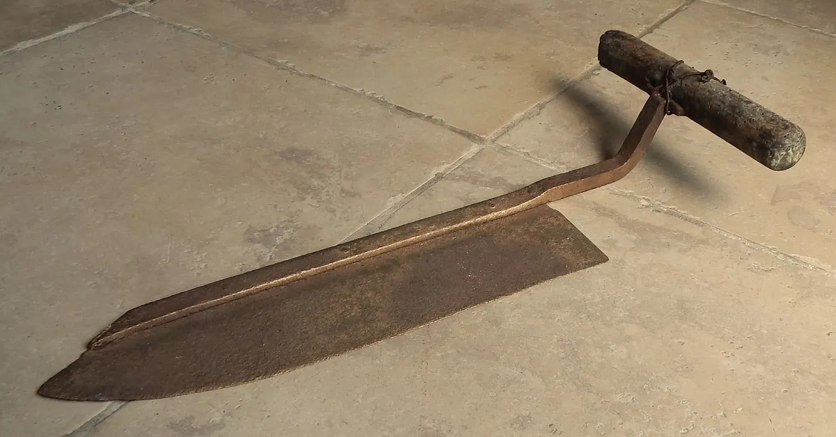 Vintage Traditional Agricultural Hay Knife - Image 1