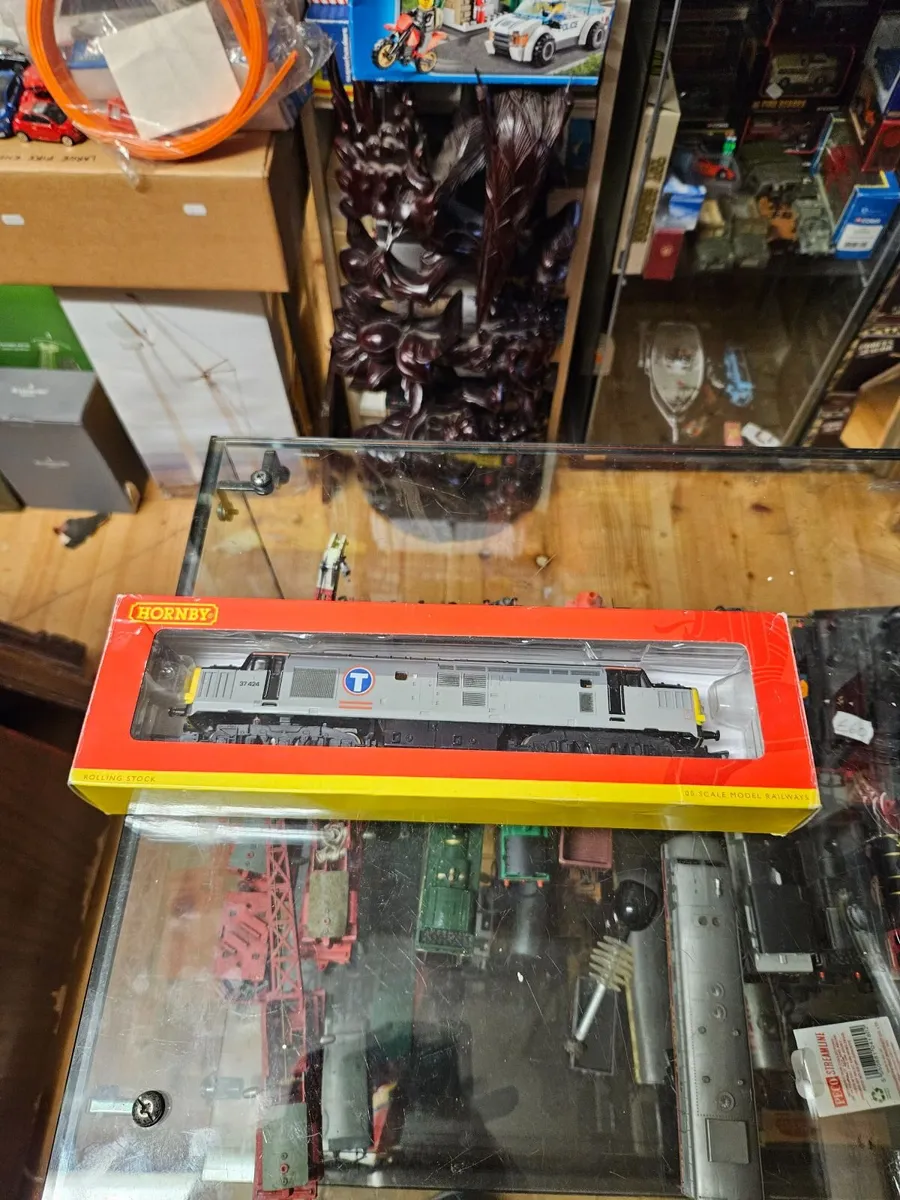 Hornby OO Gauge Class 37 Diesel Engine - Image 1
