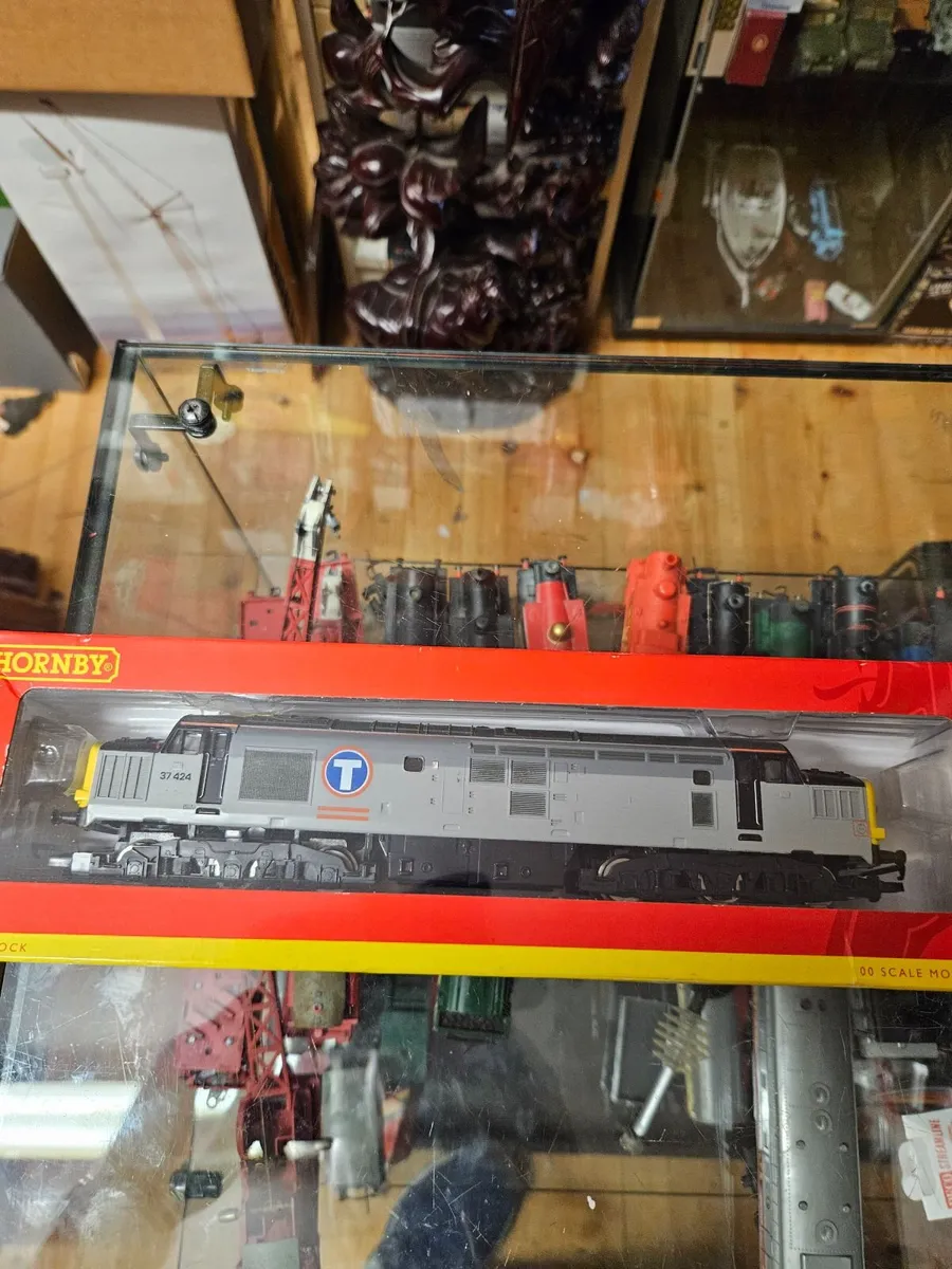 Hornby OO Gauge Class 37 Diesel Engine - Image 2