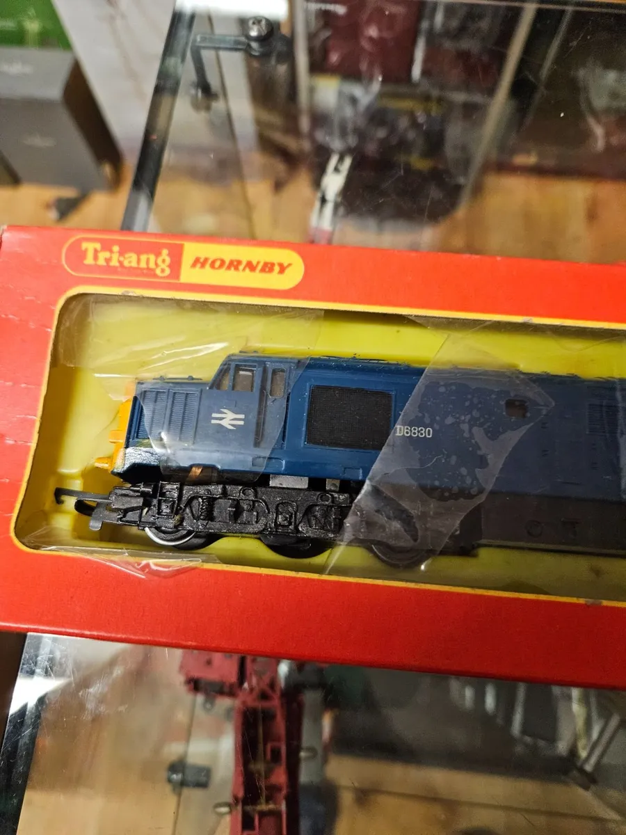 Hornby OO Gauge Class 37 Diesel Engine - Image 2