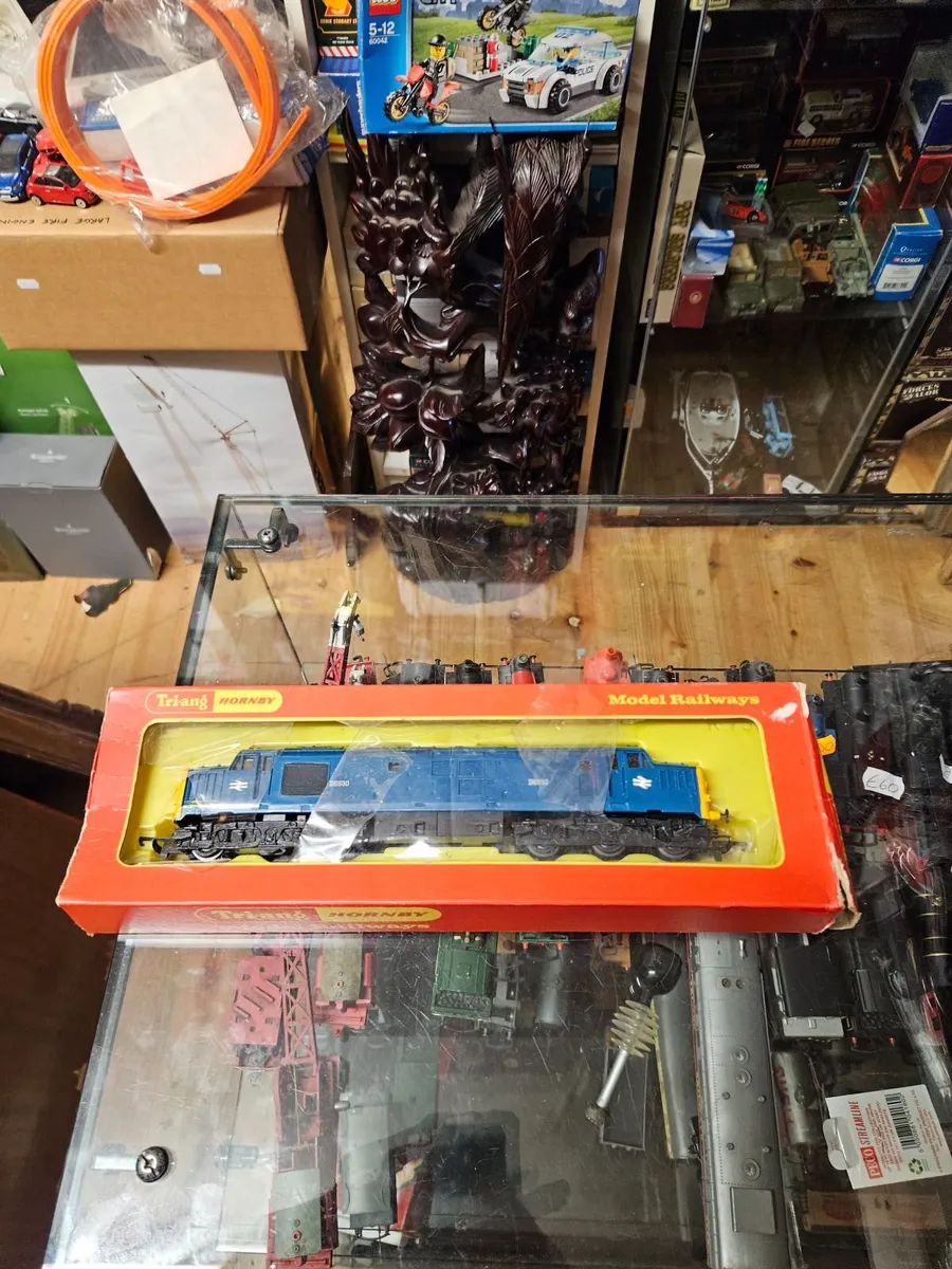 Hornby OO Gauge Class 37 Diesel Engine - Image 1