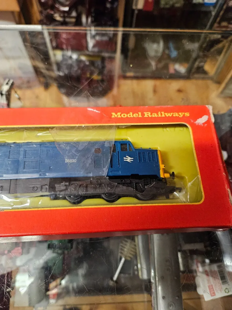 Hornby OO Gauge Class 37 Diesel Engine - Image 3