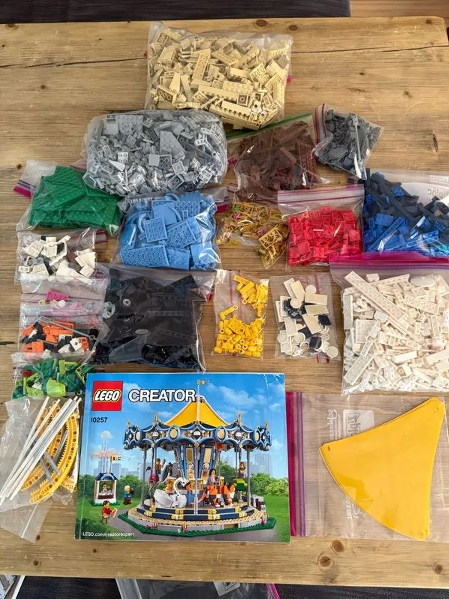 Lego 10257 Carousel - Retired Product - Image 3