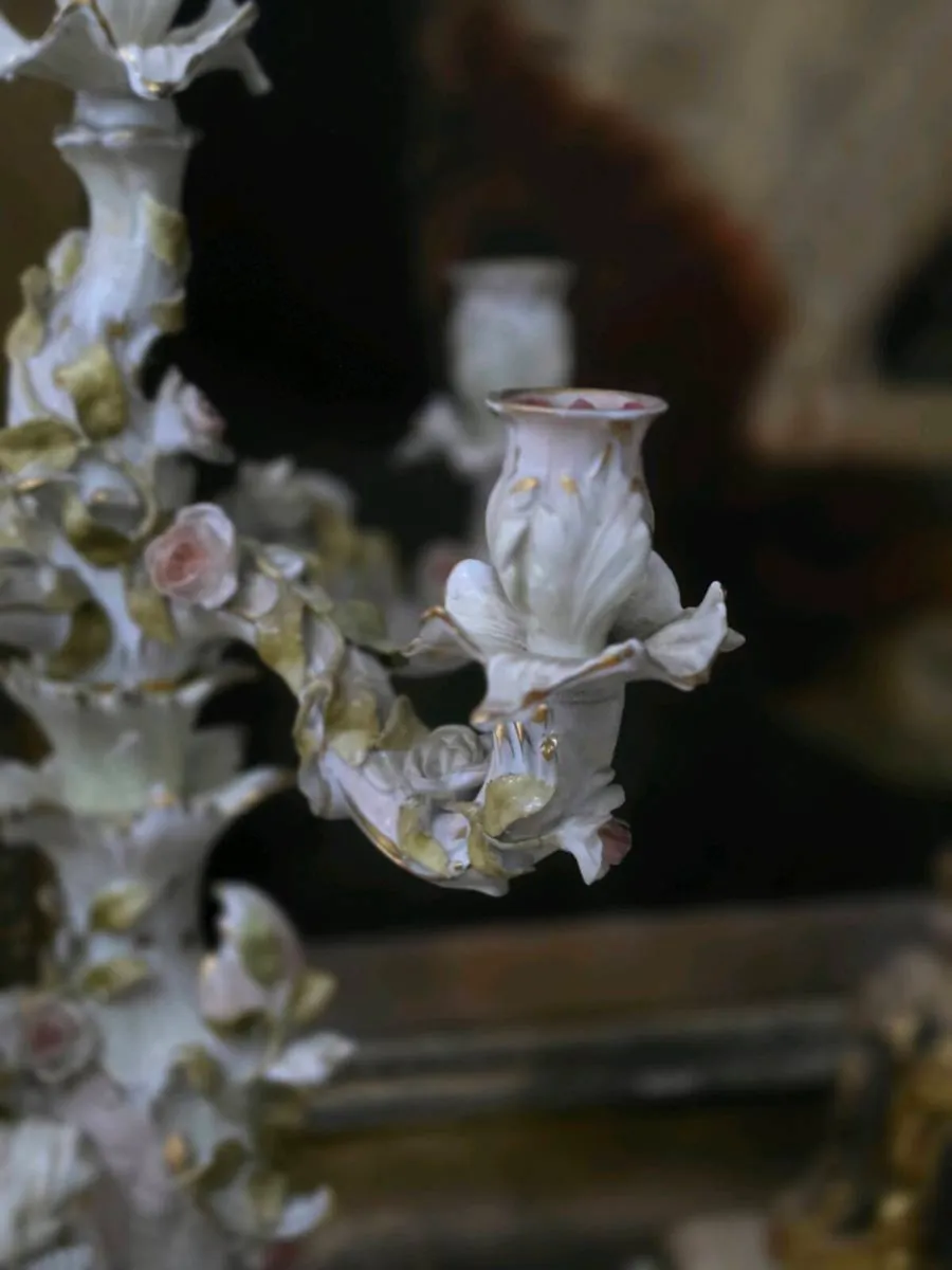 A superb pair of antique porcelain candleabras - Image 4