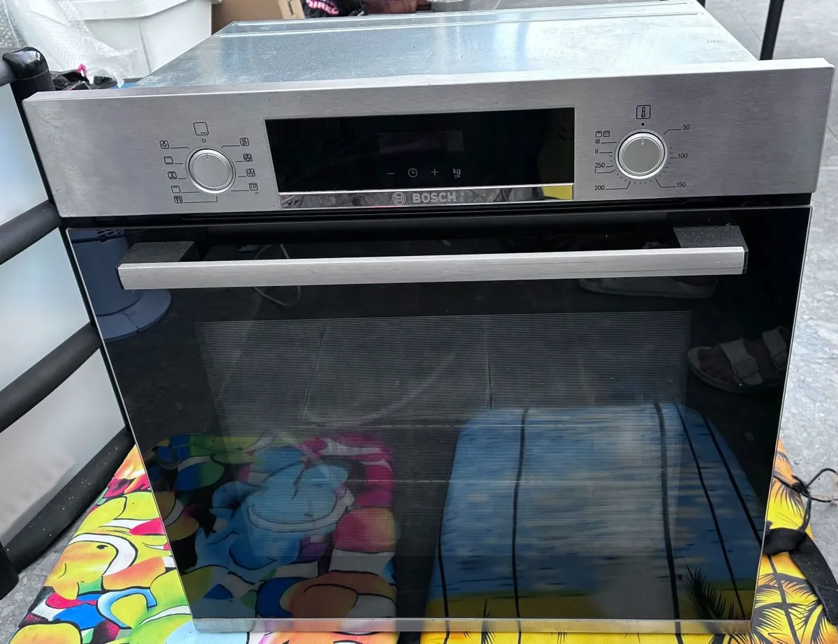 Bosch series 4 built in single oven hbs573bs0b - Image 1