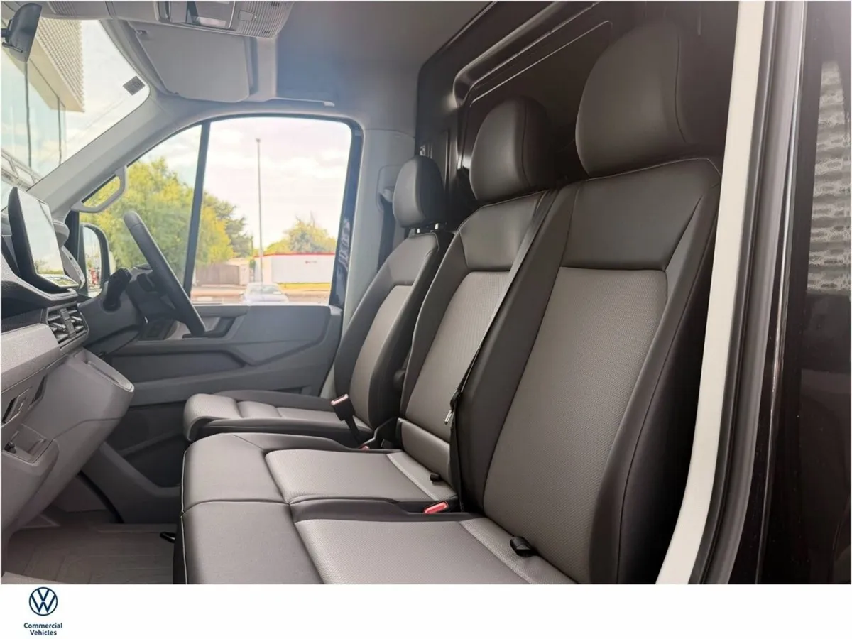 Volkswagen Crafter HIGHLINE MWB HIGHROOF 177HP AUT - Image 4