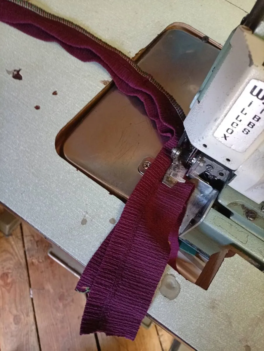 Industrial sewing overlocker - Image 2