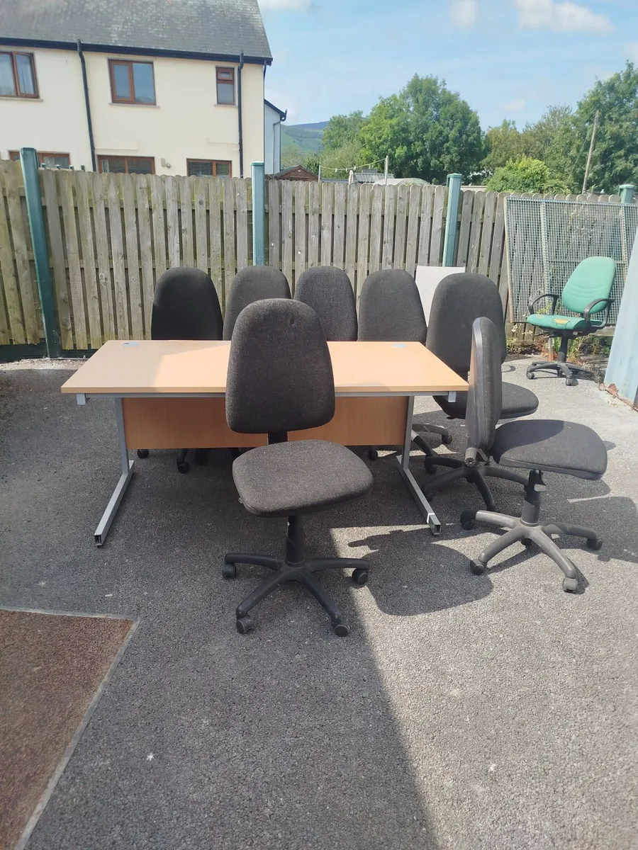 7 office chair and 2 tables - Image 1