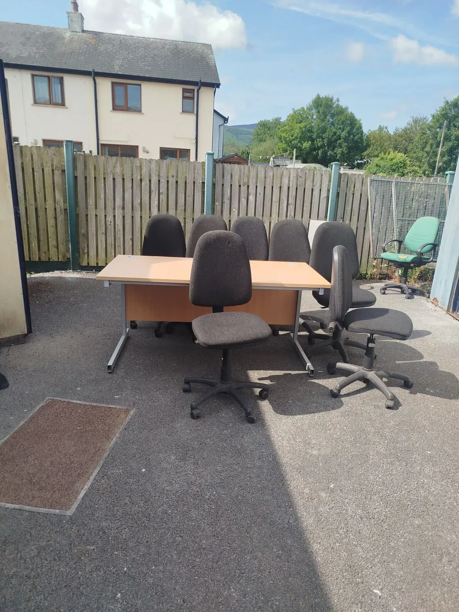 7 office chair and 2 tables - Image 2