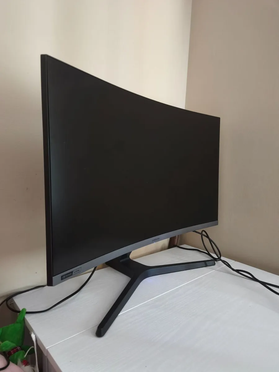 27 inch Samsung gaming monitor - Image 4
