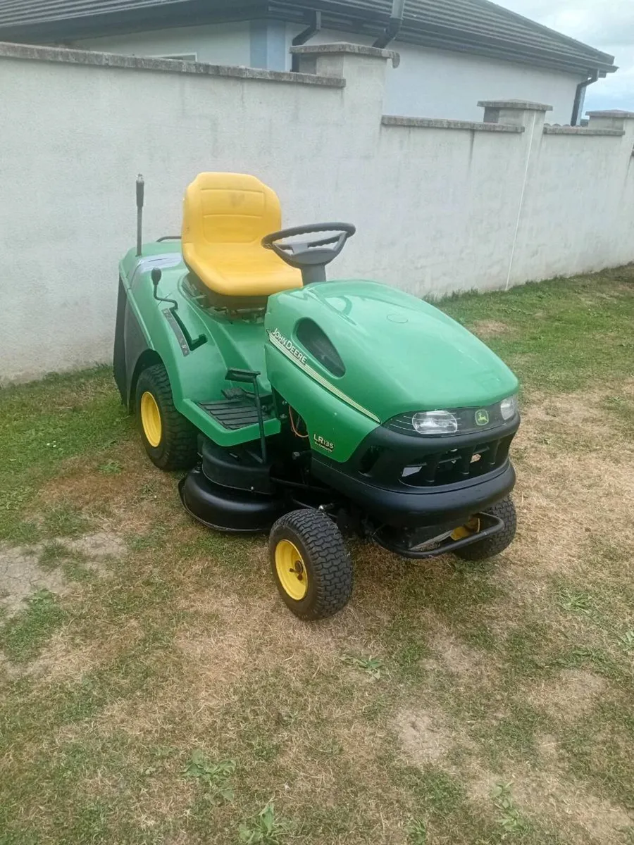 Ride on lawnmower - Image 1