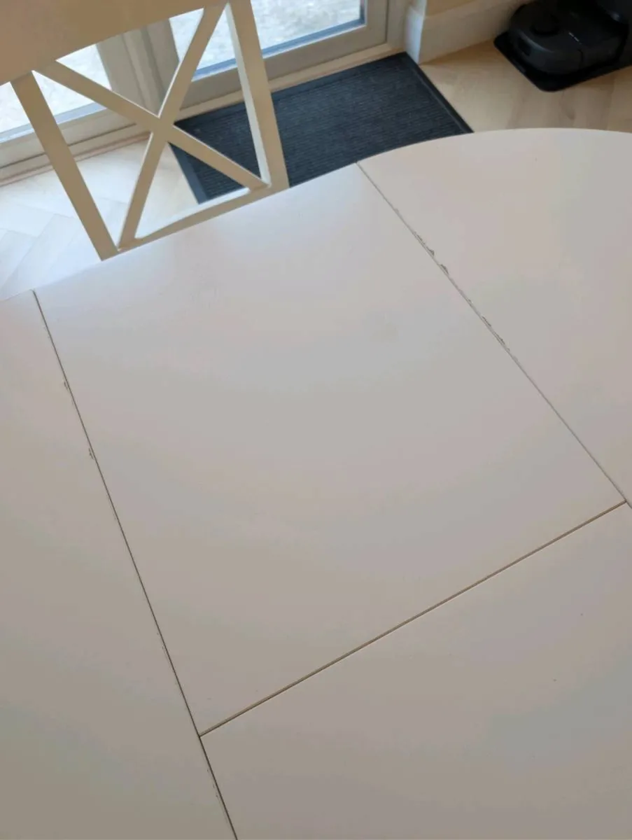 White extendable table and chairs 110-155cm - Image 4