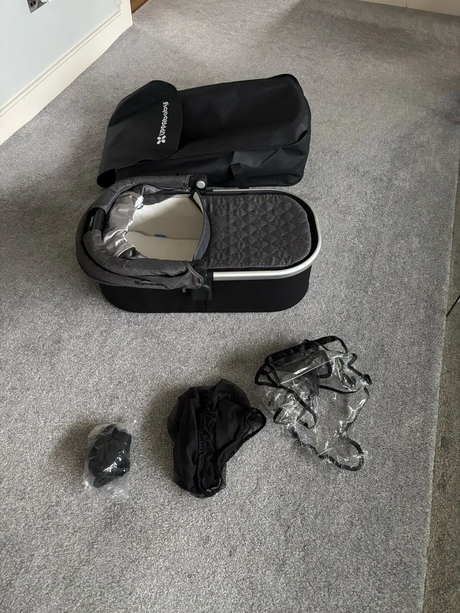 Uppababy Vista v2 travel system - Image 1