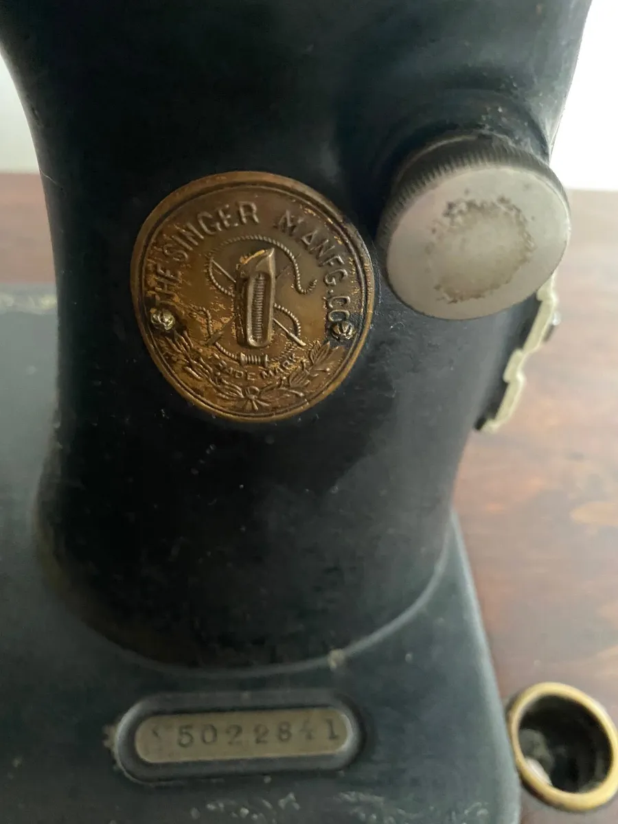 Sewing machine and table. - Image 4