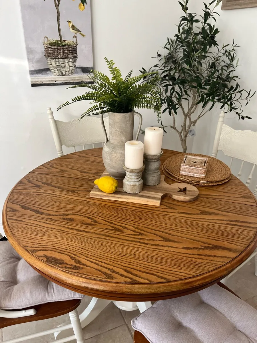 Extendable table and six chairs - Image 3