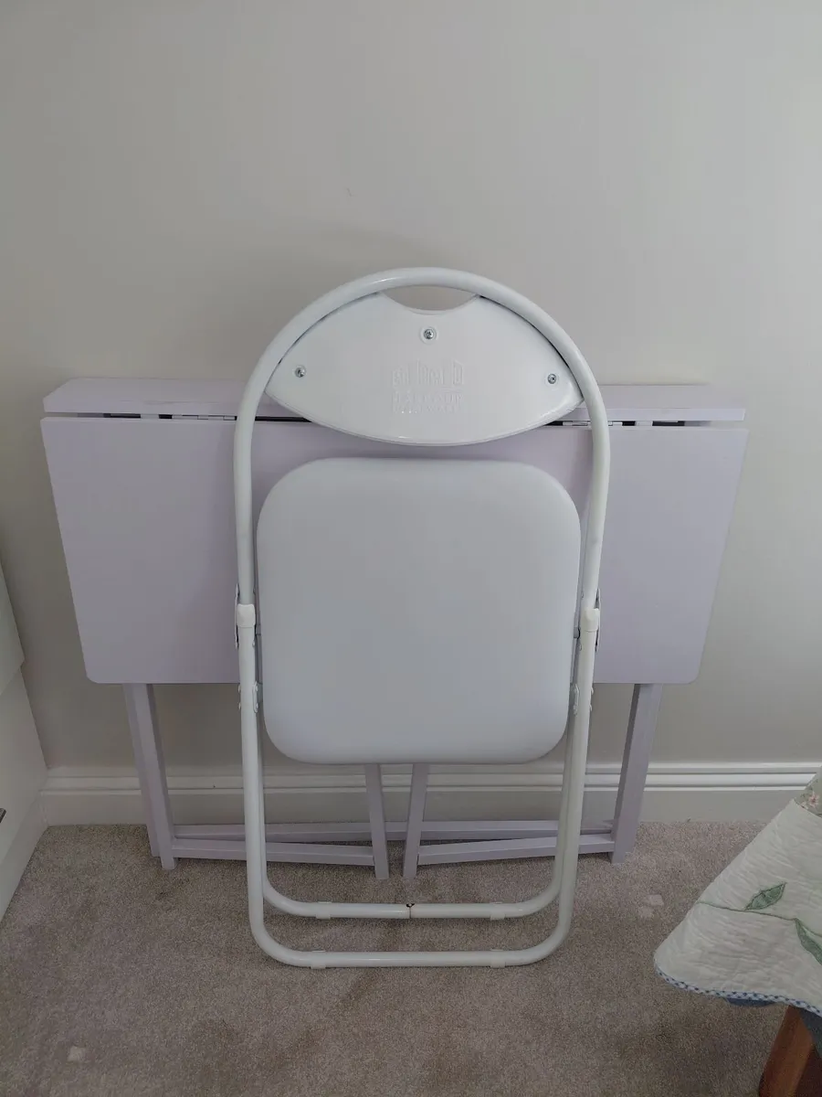 Foldable desk and chair - Image 1