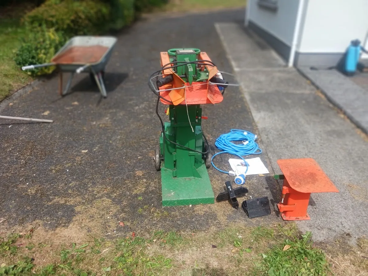 10 Tonne Log Splitter plus Accessories - Image 1
