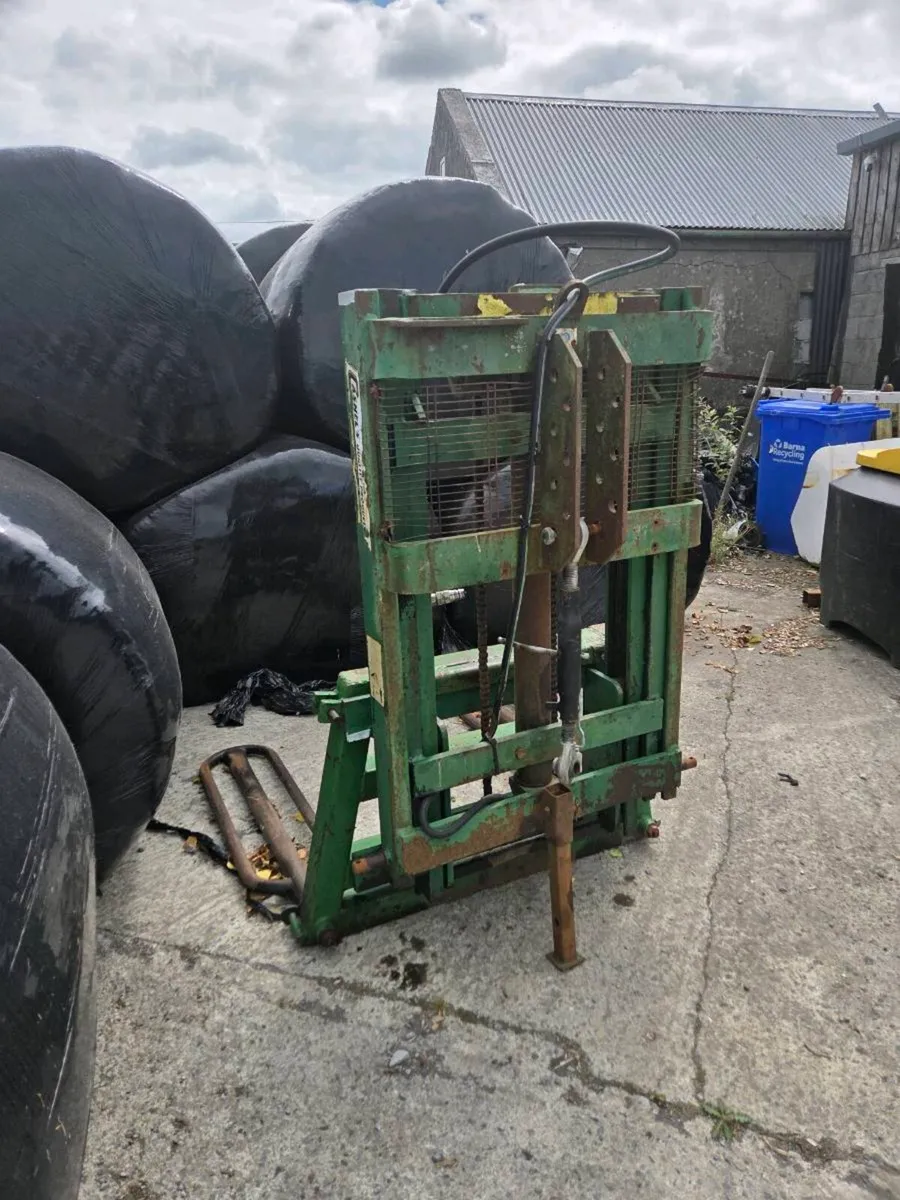 Bale stacker - Image 1