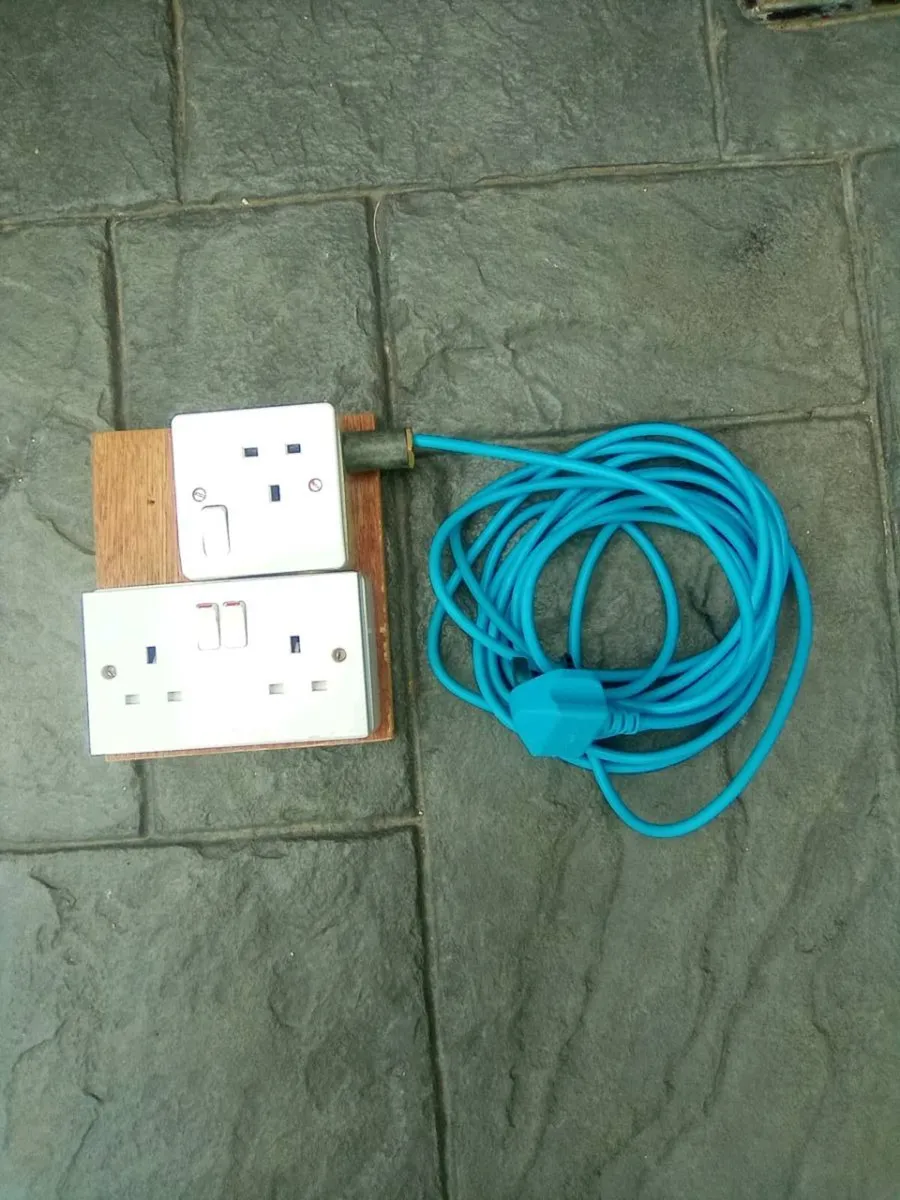 2.  SOCKETS.  ON.   5. METRE.  LEAD. - Image 1