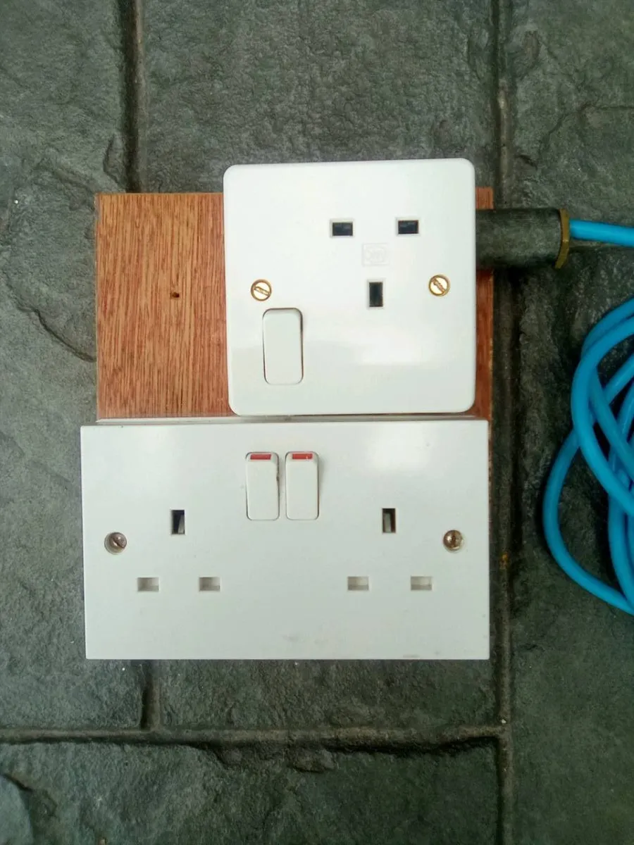 2.  SOCKETS.  ON.   5. METRE.  LEAD. - Image 2
