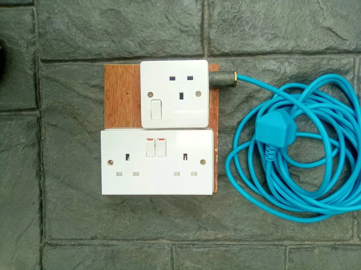 2.  SOCKETS.  ON.   5. METRE.  LEAD. - Image 3