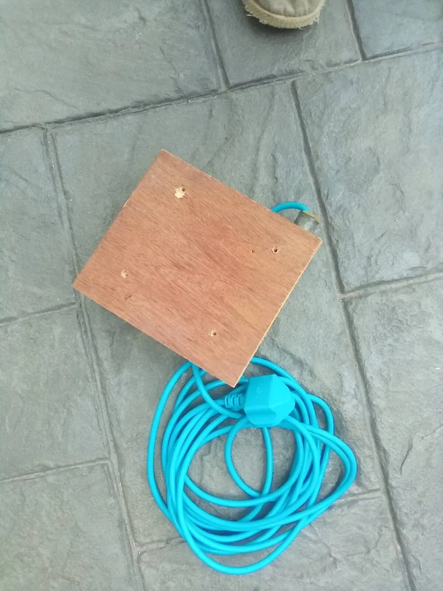 2.  SOCKETS.  ON.   5. METRE.  LEAD. - Image 4