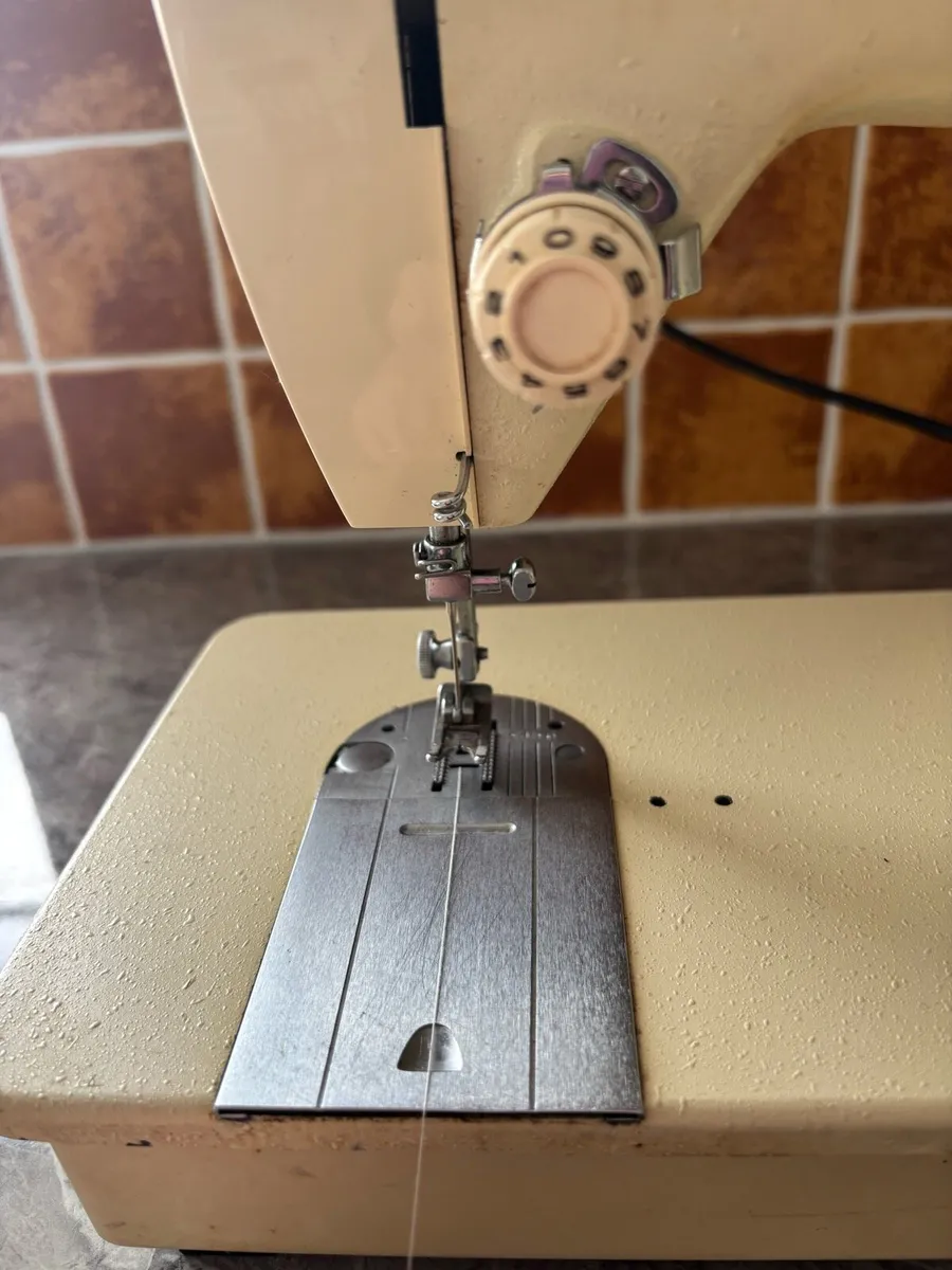 Sewing machine - Image 2