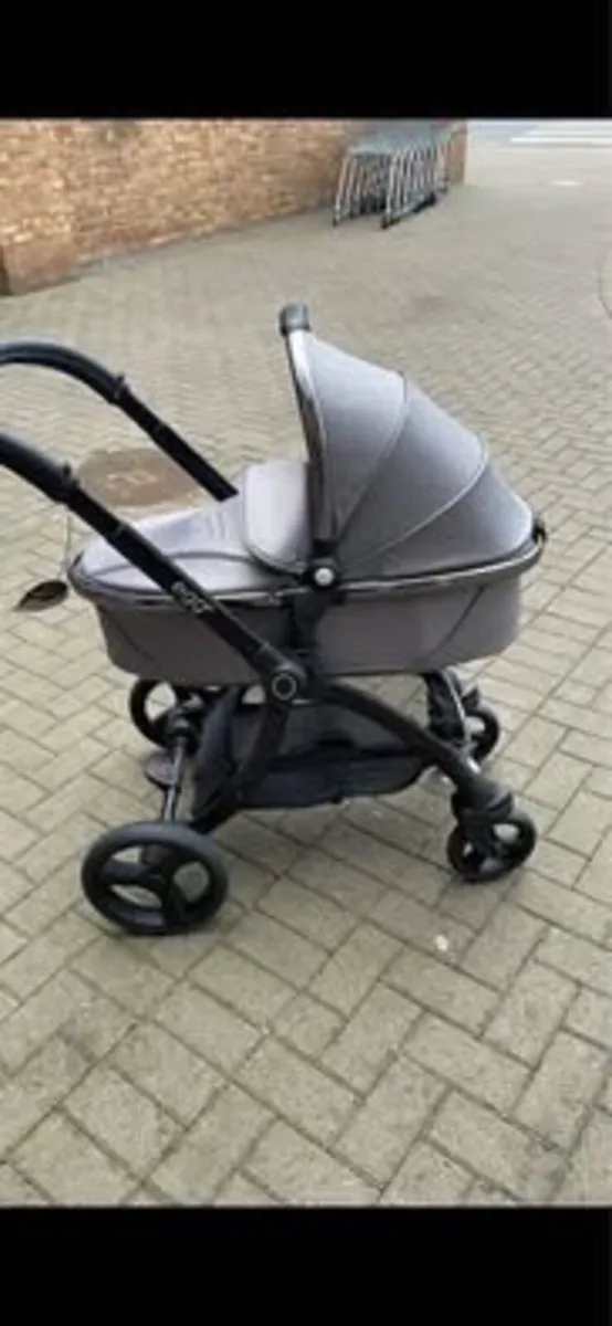 Fabulous EGG 2 pram for sale! Excellent condition - Image 1