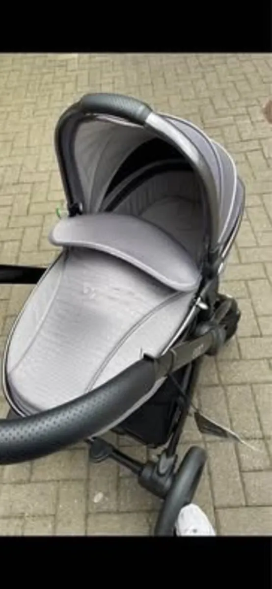 Fabulous EGG 2 pram for sale! Excellent condition - Image 2