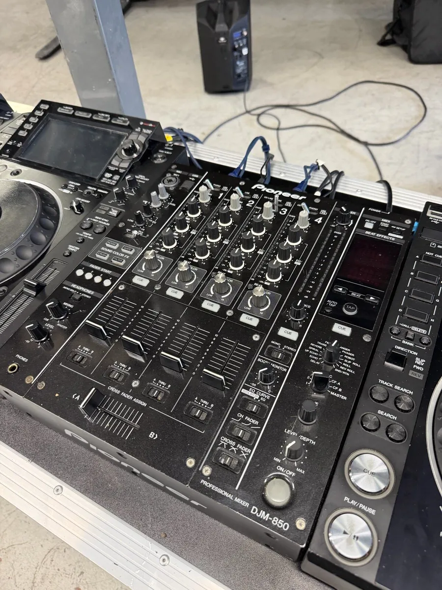 4x Pioneer CDJ 2000 Nxs 2 & Pioneer DJM 850 - Image 1