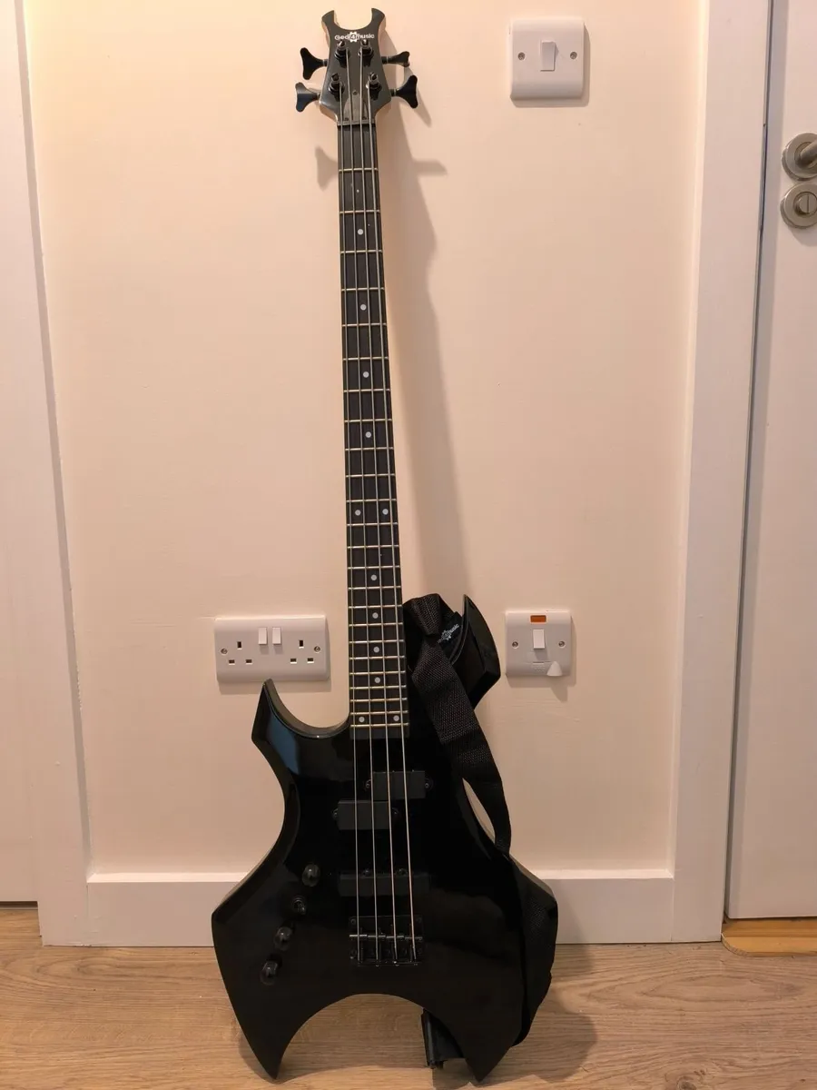 Bass guitar - Image 1