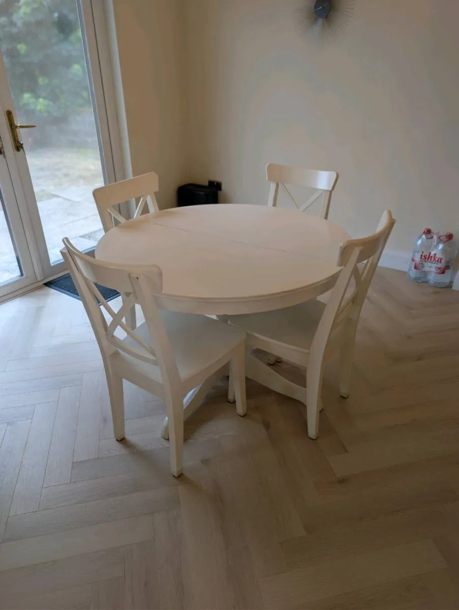 White extendable table and chairs 110-155cm - Image 1