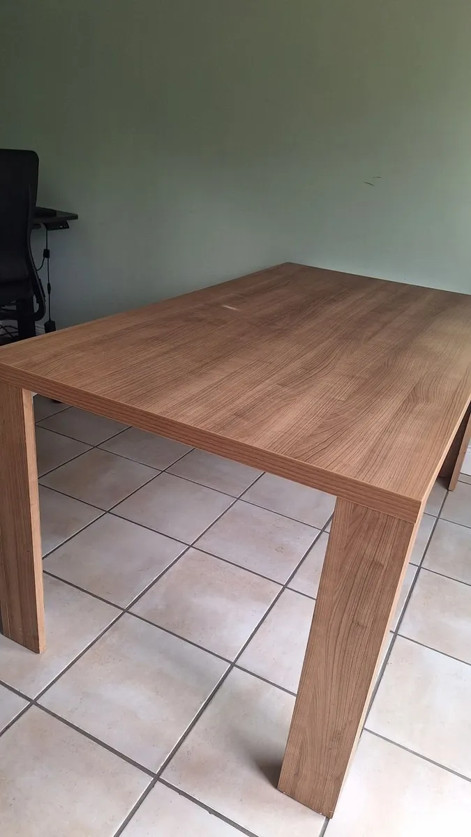 Table, solid wood– 4-6 people, Free Chairs - Image 3
