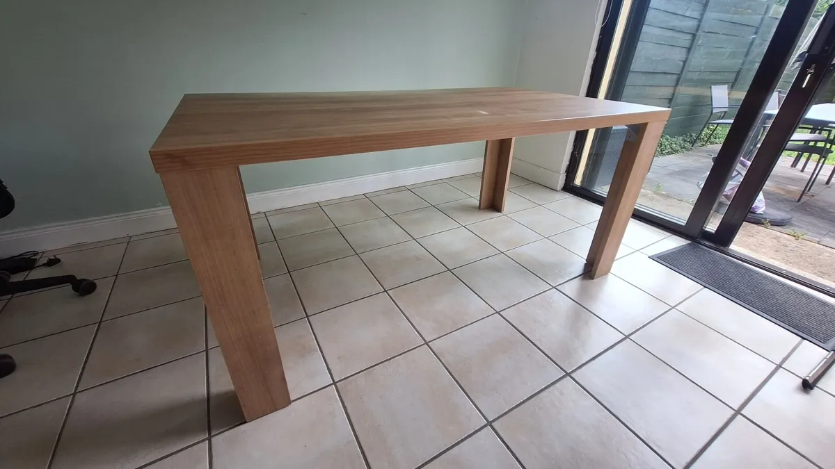 Table, solid wood– 4-6 people, Free Chairs - Image 2